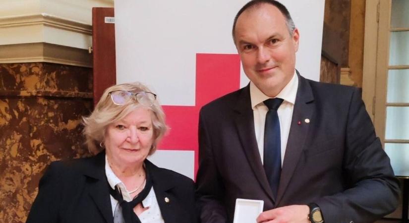 Aranyat érő segítség: rangos állami kitüntetést hozott Komáromba a helyi civil szervezet elnöke