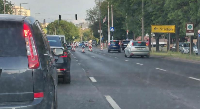 Nagy dugó van Debrecenben, a Böszörményi úton