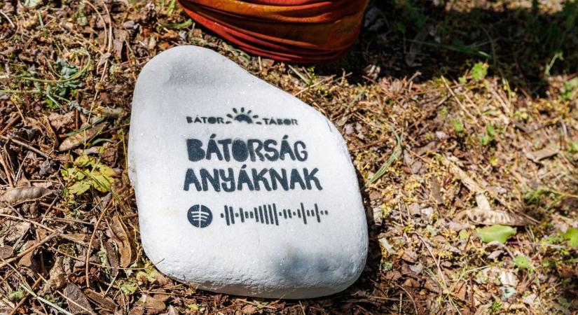 Bátorság a kövekben anyáknak – A Bátor Táborban az anyákat sem hagyják egyedül
