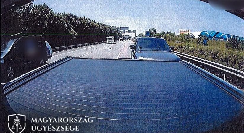 Sokkoló! Dühös lett, mert nem tudta megelőzni az előtte haladót, ezért büntetőfékezett az M1-esen