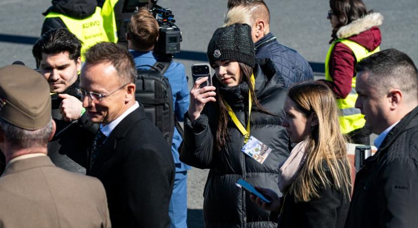 Gáspár Evelin havi egymillió forintért kezelte Szijjártó Péter közösségi oldalait