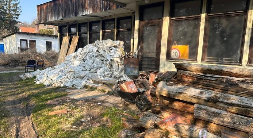 Tökcsata után szemétháború folyik Zebegényben – Oda-vissza tologatnak egy üres üvegekkel teli konténert a festői kis faluban