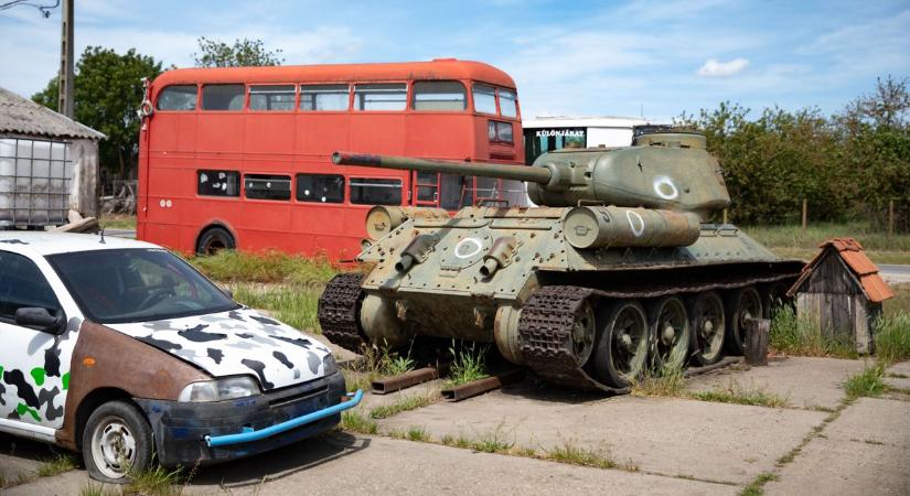 Egy orosz tank és egy londoni emeletes busz is megfér egymás mellett a polgári Csirketelepen – fotókkal