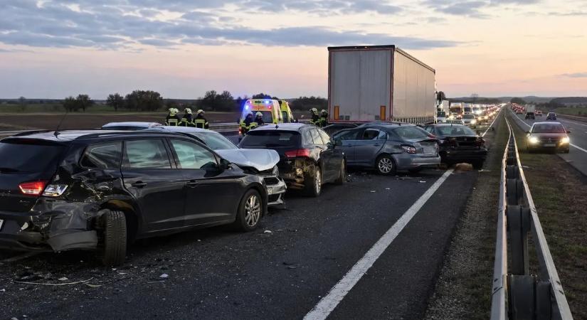 Nagy a baj, tömegbaleset történt az M5-ös autópályán