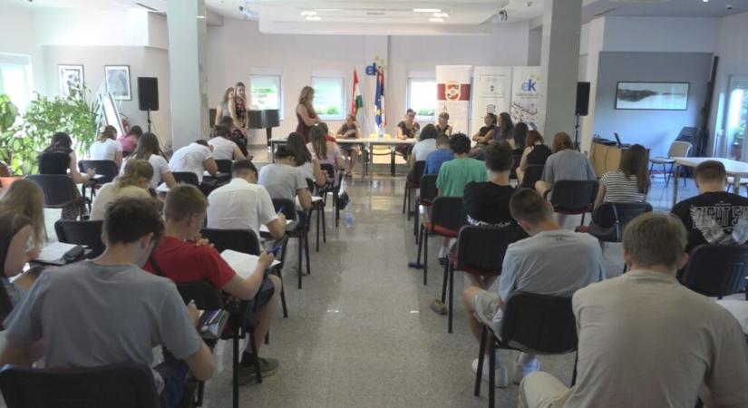 Ingyenes szerb nyelvi tanfolyam harmadikos középiskolások számára