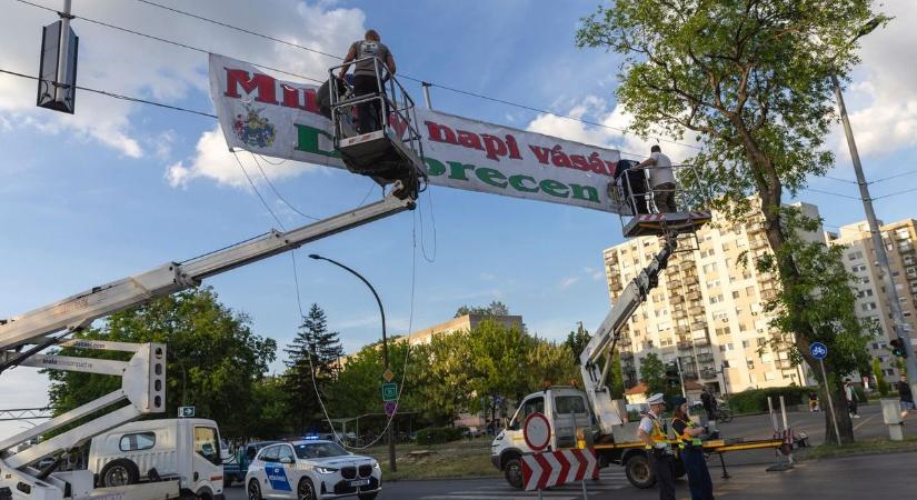 Helyszíni fotókkal! Már készülnek a sátrak, hamarosan kezdődik a Mihály-napi vásár!