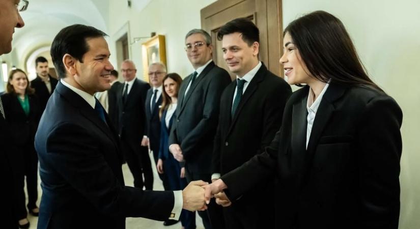 Kiderült mennyi fizetést kapott Gáspár Evelin a Külügyminisztériumban, irigykedhetett Tóth Gabira