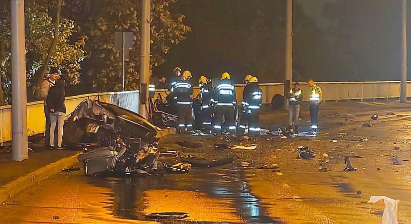 Darabokra szakadt a Mercedes a Bertalan hídon