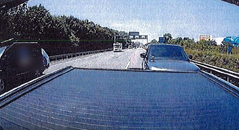 Satufékkel torolta meg egy férfi, hogy nem tudott előzni az M1-esen - fotó