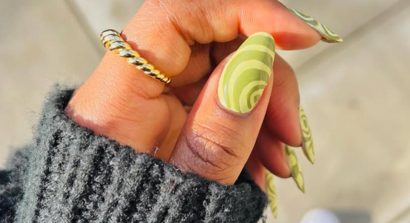Idén májusban ezzel a csavarral viseljük a matcha zöld manikűrt