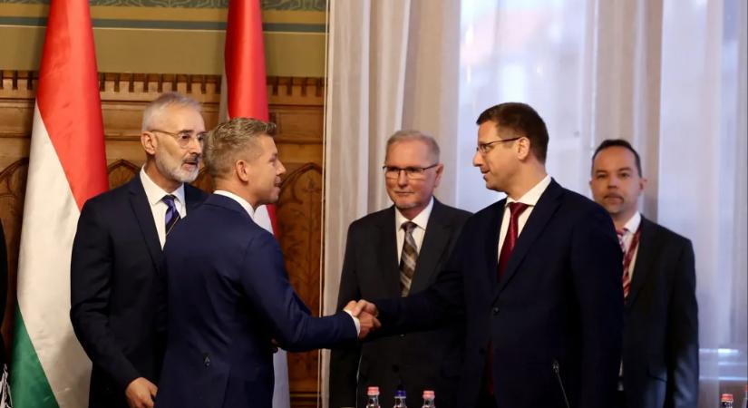 Szimbolikus gesztusokkal kezdett Magyar Péter, az igazi kihívások azonban csak most jönnek