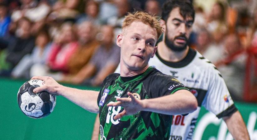 Megszórta a riválist a magyar kézis, de így is veszélyben a csapata