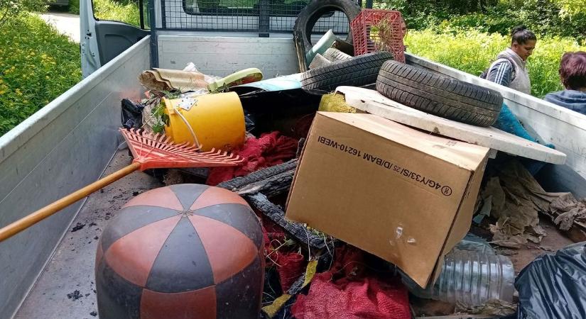 Egy teherautónyi szemetet szedtek össze a túrázók érkezése előtt (fotókkal)