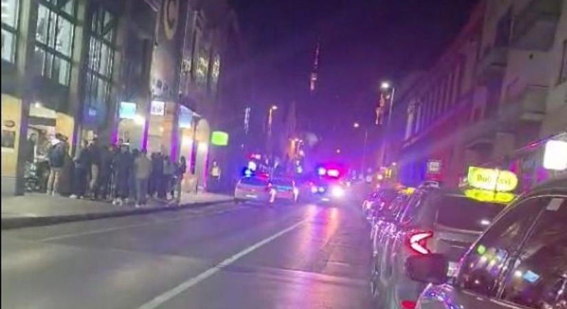 VIDEÓ - Óriási balhé a pécsi éjszakában: több rendőrautó és mentők a helyszínen, vértócsa a járdán