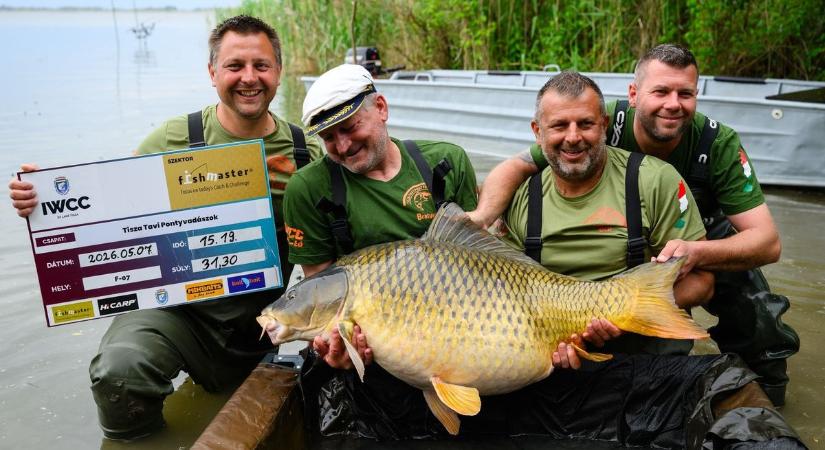 Kifogták a Tisza-tó matuzsálemét: ujjongásban törtek ki a horgászok, mikor meglátták, mit mutat a mérleg