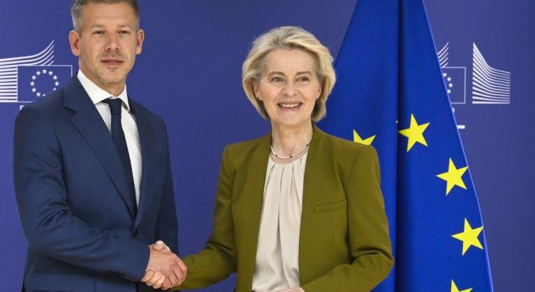 Éleződik a helyzet Brüsszellel, Magyar Péter nem akar lemondani a 4 milliárdról