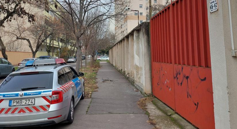 Egy komor, kopottas betonmonolit maradt a Szőlő utcai javítóintézet egykori épületéből