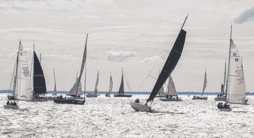 Veszélyben a Balaton? A kutatók szerint súlyos gondot okoznak a hajósok a magyar tengeren