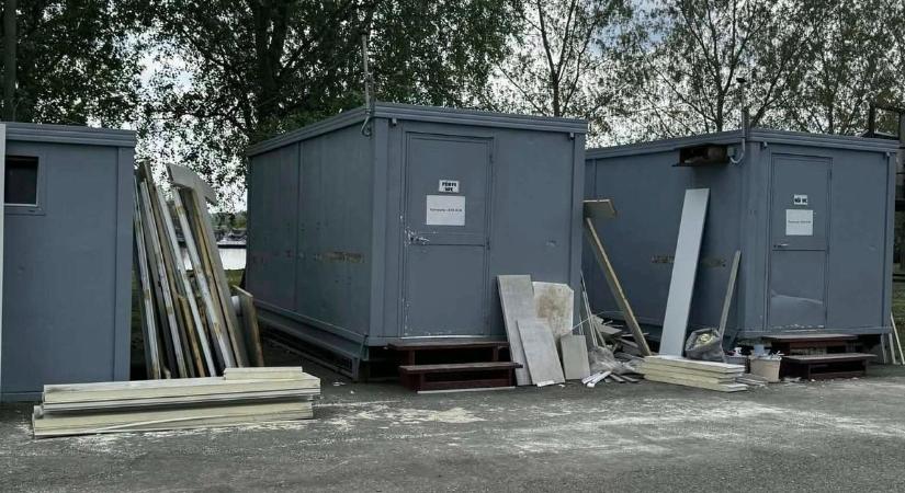 Viszlát, elavult épületek! Megújult környezet fogadja a bringásokat Tiszafüreden