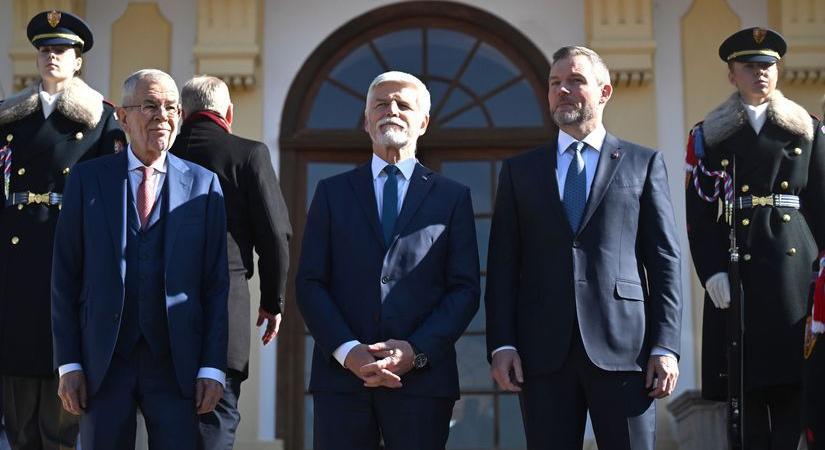 Május 12-én találkoznak Pozsonyban a slavkovi hármak államfői