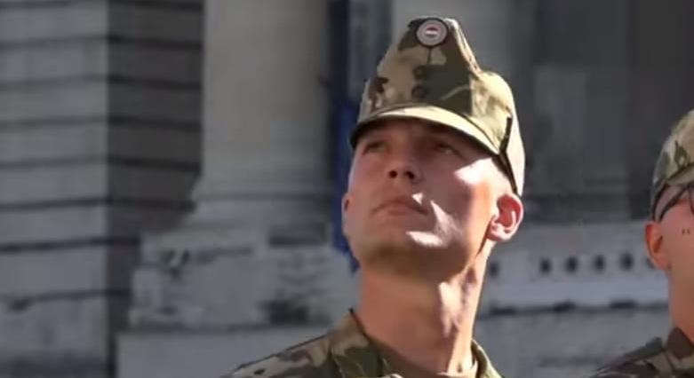 Videón, ahogy Orbán Gáspár óriásit tolat, miután megijed Hadházy Ákostól