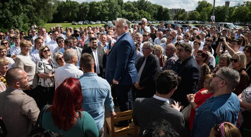 Novák Katalin Fidesz-fülbevalója, Orbán Viktor kisszéke, Navracsics krumplipucolása – képekkel búcsúzunk a NER-től