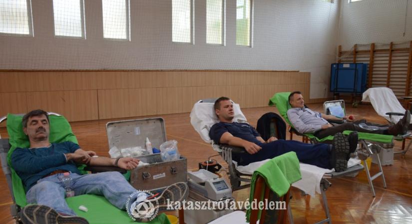 Karjukat nyújtották a véradók a Komárom-Esztergom Vármegyei Katasztrófavédelmi Igazgatóságon