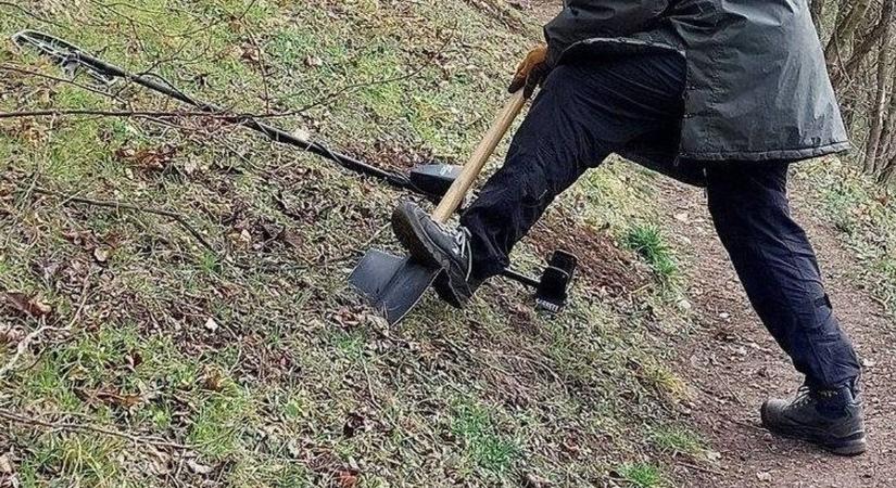 Sárban kutatták a múltat: különleges középkori leletek kerültek elő Essegvár tövében (galéria)