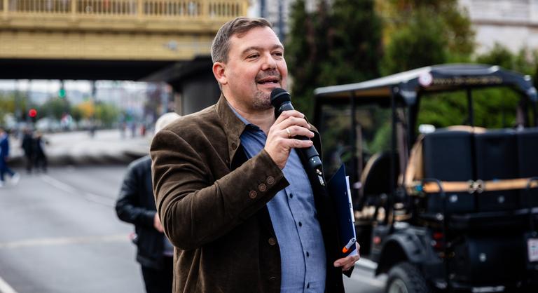 A Vadhajtások nekiment a Pesti Srácoknak, miután Huth Gergely bírálta Orbán Viktort