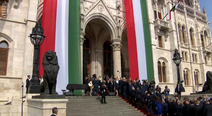 Véget ér az Orbán-rendszer – megalakul az új Országgyűlés, ünnepel a Kossuth tér