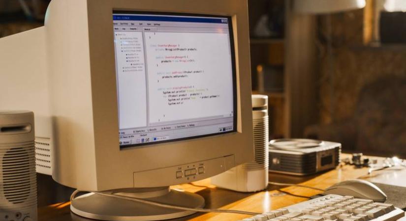 Az irodában dühöngő férfi videója tarolta le először az internetet: te láttad már?