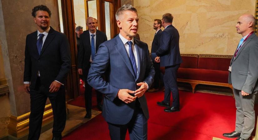 Magyar Péter megérkezett a parlamentbe, órákon belül ő lesz a miniszterelnök - itt a fotó