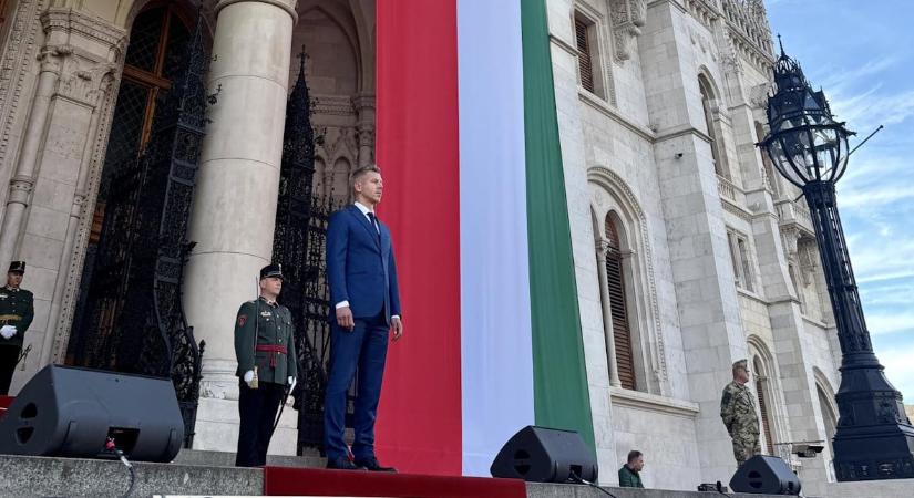 Ma van a rendszerváltás napja: Magyar Péter már a Parlamentben