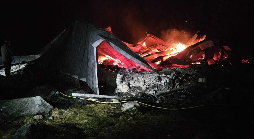 Teljesen leégett egy menedékház a Retyezátban