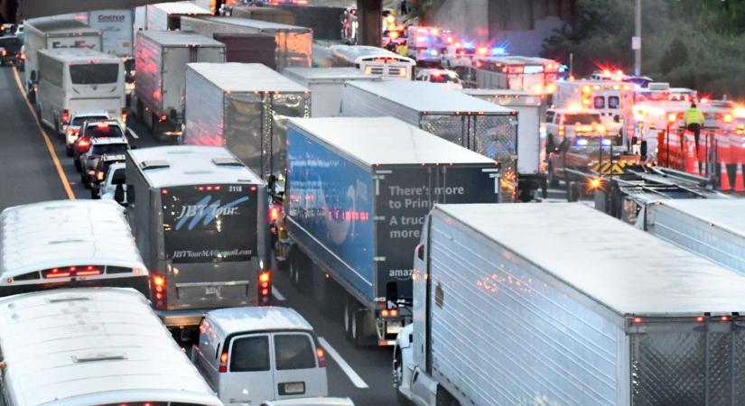 Nyolc autó rohant egymásba az M7-esen - Mentők és tűzoltók a helyszínen