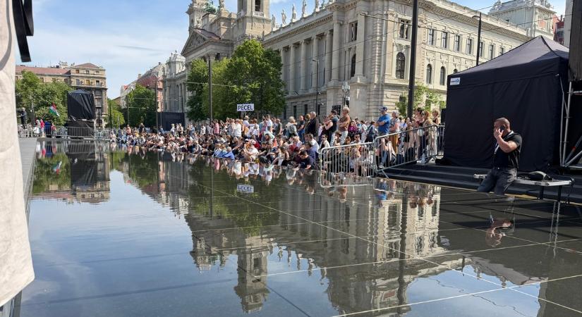Gyülekezik a tömeg a Kossuth téren: így várják az új miniszterelnököt - fotók
