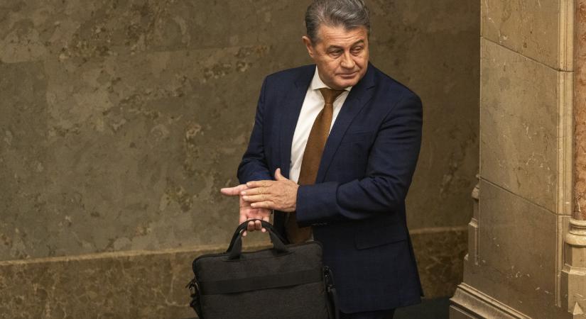 A bukott nyírségi fideszes kiskirály arról panaszkodik, hogy sok fideszes szorulna támogatásra, védelemre és konkrét segítségre, de egyelőre hiába