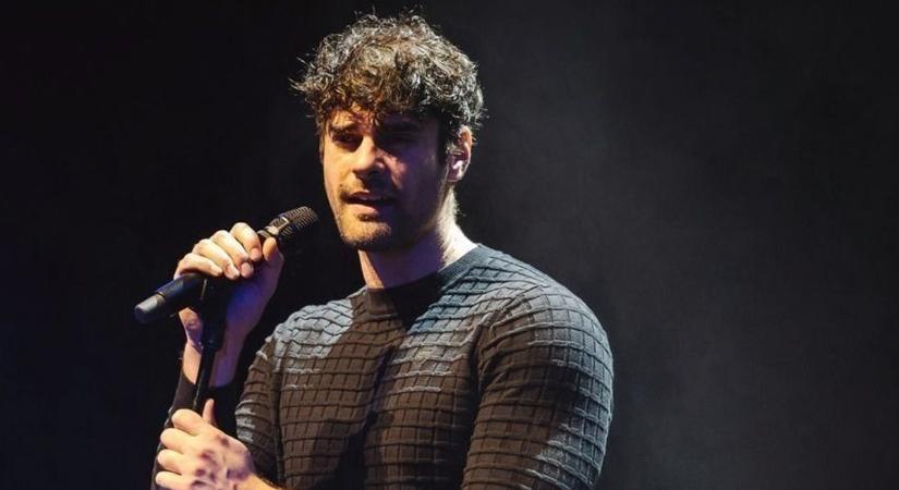 Csavart egyet Freddie, és bajusszal dobta fel megjelenését - videó