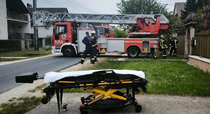 Példás összefogással mentettek ki egy beteget a tetőtérből Ajka közelében (helyszíni fotók)