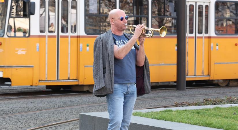 Szabó Bálint tüntetést hirdetett meg a Kossuth térre, elfogatóparancsot adtak ki ellene