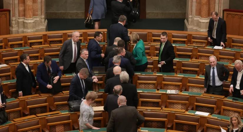 156 képviselőnek ma megszűnt a munkája – itt a lista a távozókról