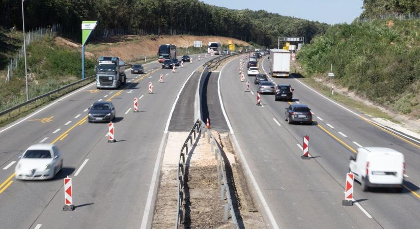Óriási a káosz az M5-ösön: kigyulladt egy kamion, már megérkeztek a helyszínre a tűzoltók