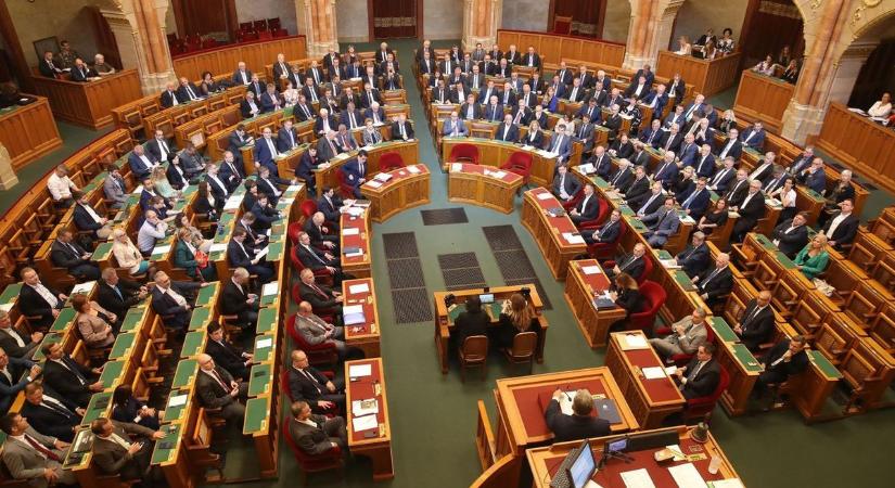 Esküt tettek a képviselők, megalakult az új Országgyűlés – kövesse nálunk élőben!
