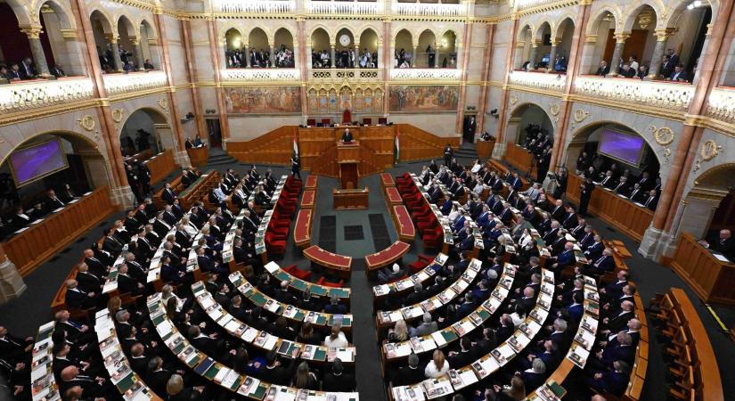 Kínos bakival indult az alakuló ülés, bosszús pillanatok az Országházban