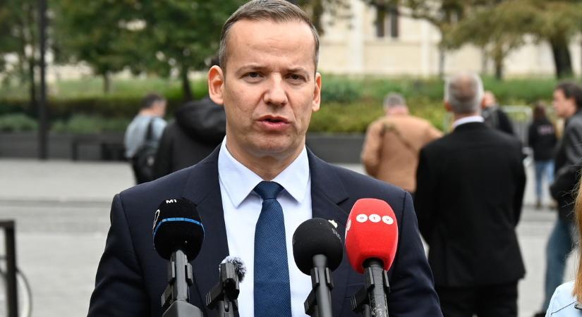 Tovább dagad a himnusz-botrány: a Mi Hazánk kivonul az ülésteremből az Örömóda elhangzása előtt