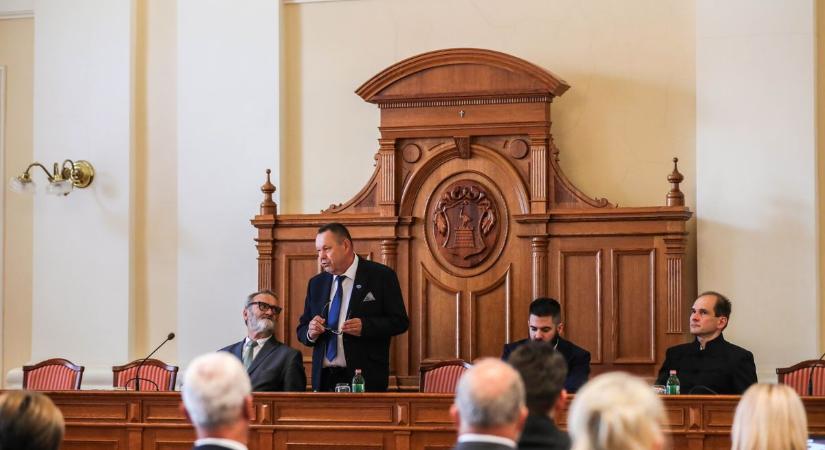 "Lehet, hogy esténként nem őt olvassuk, de érezzük a kisugárzását" - Berzsenyi 250. születésnapja a megyeházán