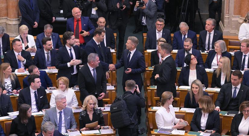 Korszakváltás a Kossuth téren: Kétharmados Tisza-többséggel alakult meg az új Országgyűlés