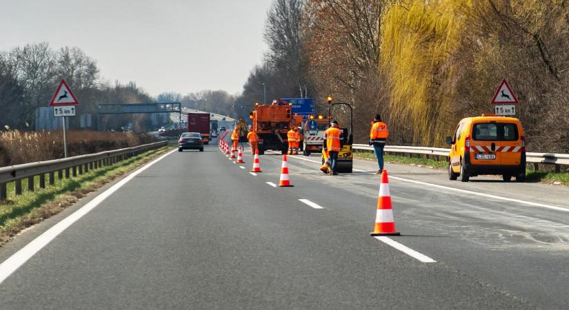 Nyolc autó ütközött az M7-es autópályán, az M5-ösön kigyulladt egy kamion
