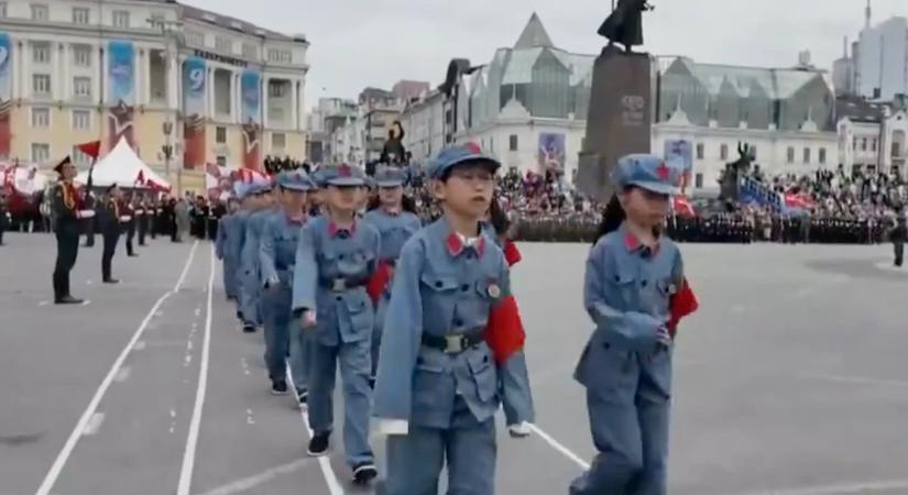 Kínában bírálták a kínai gyerekek részvételét a vlagyivosztoki „ellopott föld” felvonuláson
