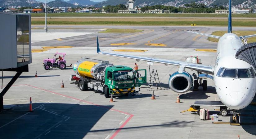 Megjött a letaglózó jelentés: áprilisban összeomlott a kerozinexport – ennyit a repülős nyaralásról?